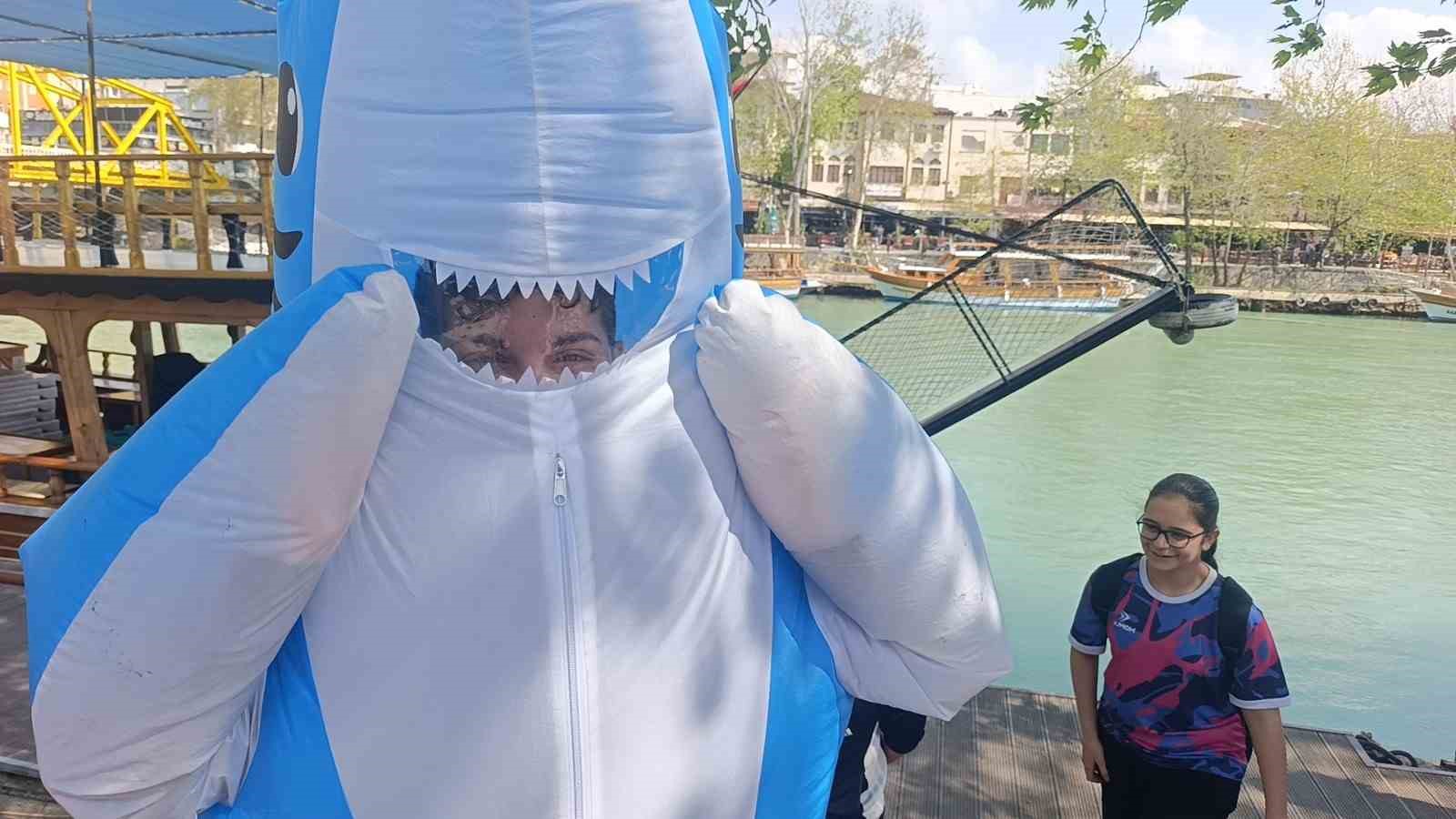 Vatandaşları eğlendirmek için köpek balığı kostümüyle Manavgat sokaklarında dolaşıyor
