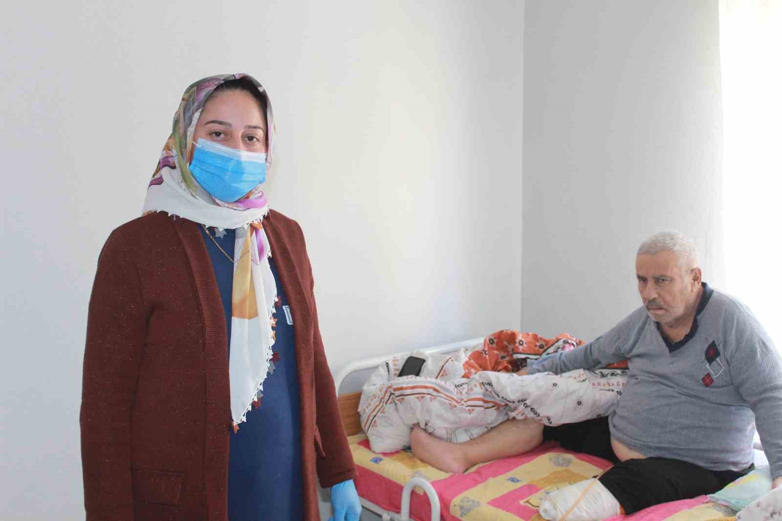 Vefakar gelin, 10 yıldır ayağı olmayan yatalak kayınpederine bakıyor
