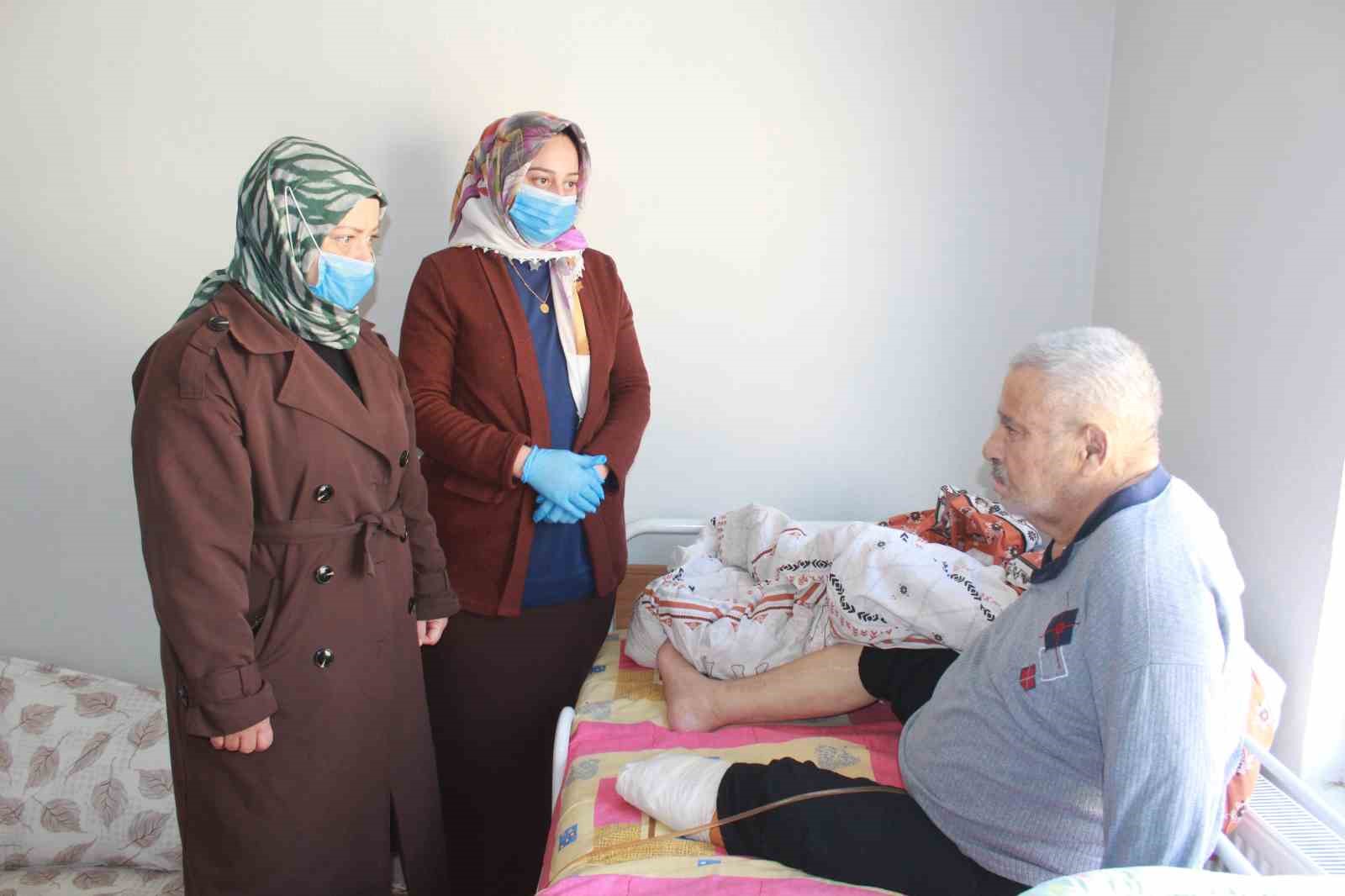 Vefakar gelin, 10 yıldır ayağı olmayan yatalak kayınpederine bakıyor
