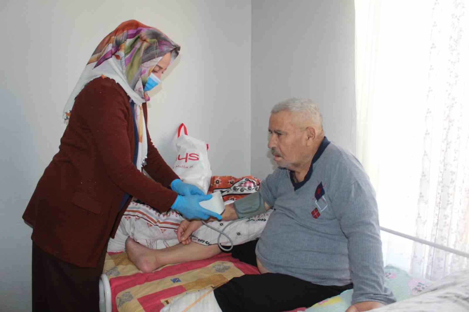 Vefakar gelin, 10 yıldır ayağı olmayan yatalak kayınpederine bakıyor
