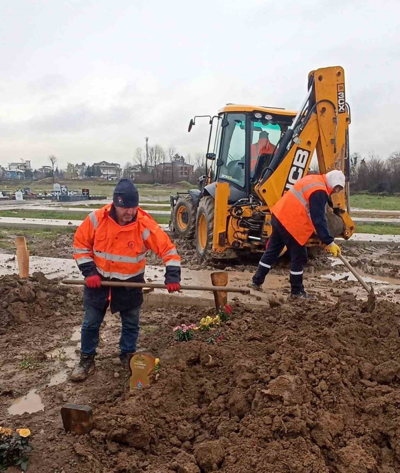 Vefat eden kaçak göçmenler Düzce’de defnedildi

