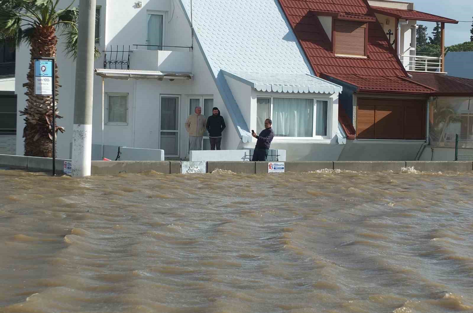 Venedik değil Balıkesir: Deniz kabardı evler sular içinde kaldı
