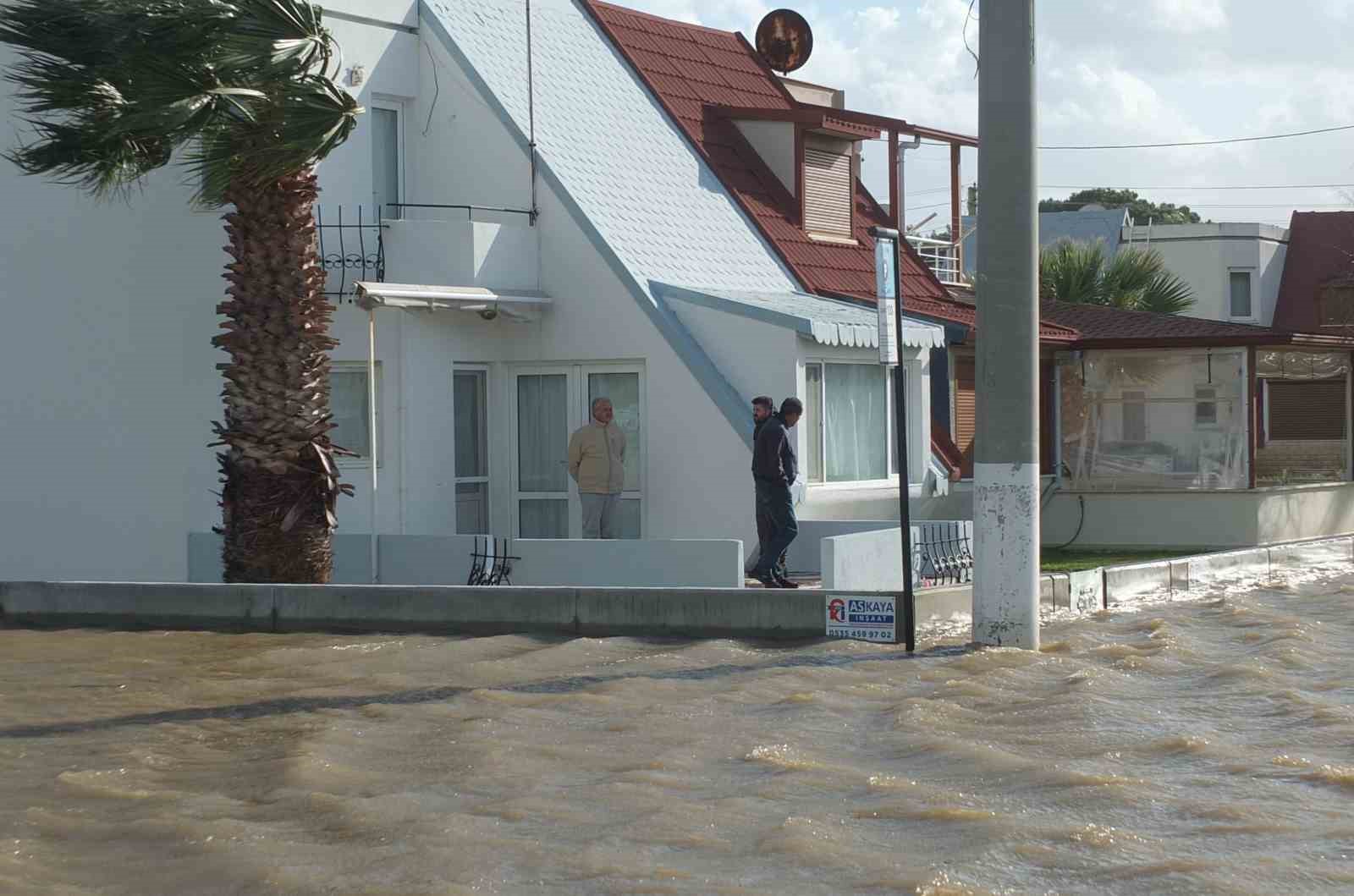 Venedik değil Balıkesir: Deniz kabardı evler sular içinde kaldı
