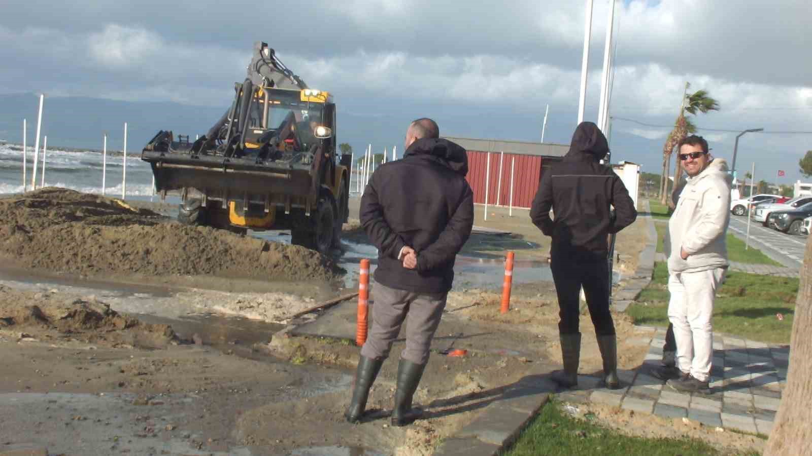 Venedik değil Balıkesir: Deniz kabardı evler sular içinde kaldı
