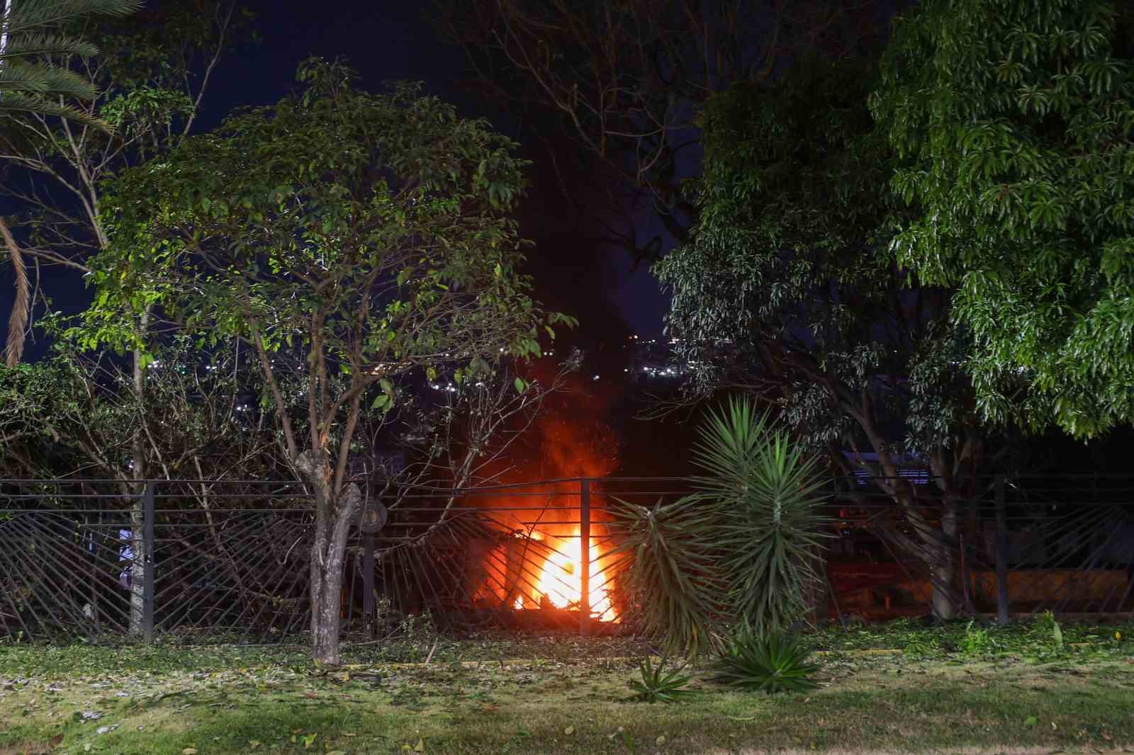 Venezuela hükümeti: "ABD, farklı bölgelerdeki sivil ve askeri tesislere saldırı gerçekleştirdi"
Venezuela hükümeti: "ABD, farklı bölgelerdeki sivil ve askeri tesislere saldırı gerçekleştirdi"