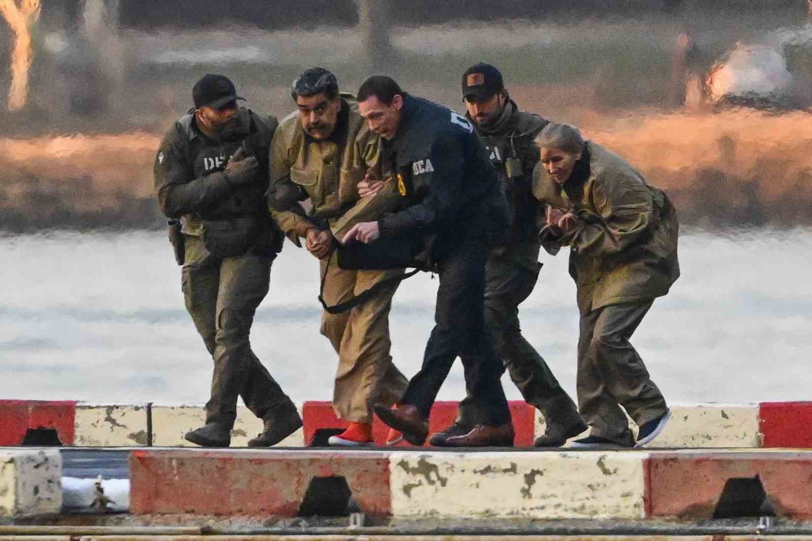 Venezuela’nın devrik lideri Maduro ve eşi hakim karşısında
Venezuela’nın devrik lideri Maduro ve eşi hakim karşısında