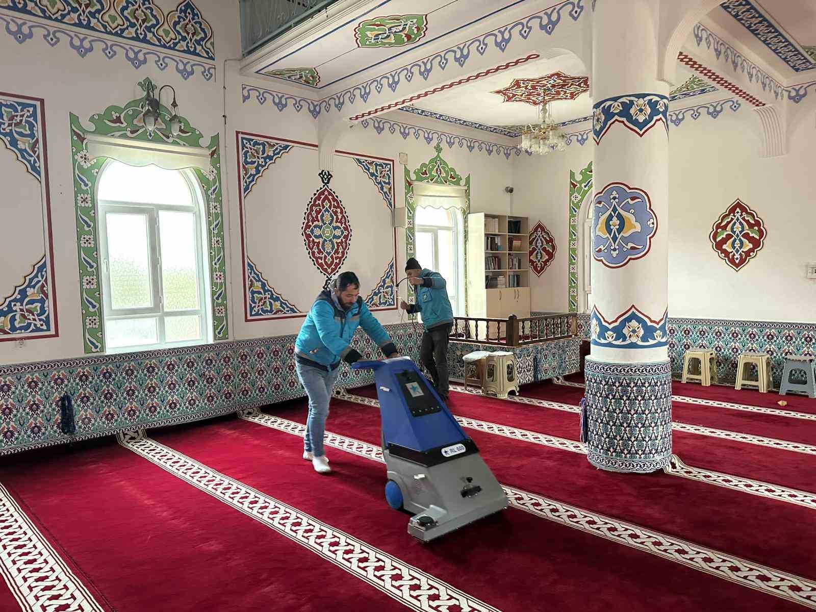 Vezirköprü’de camilerde temizlik çalışması
