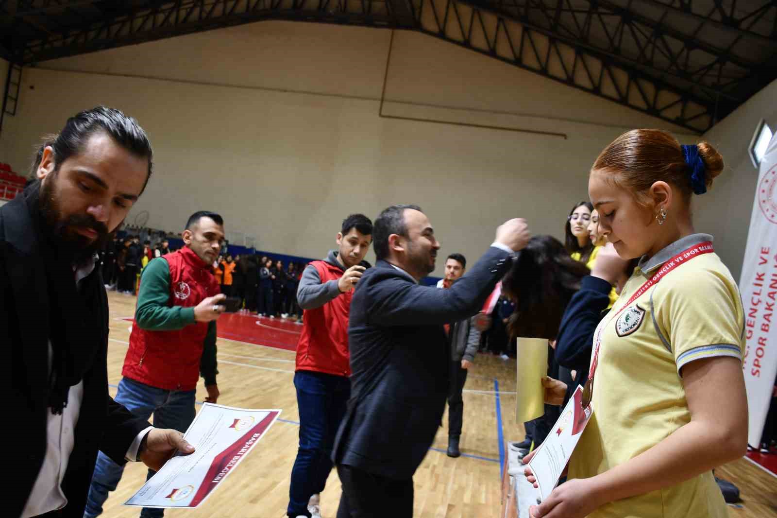 Vezirköprü’de okul sporlarında ödül heyecanı
