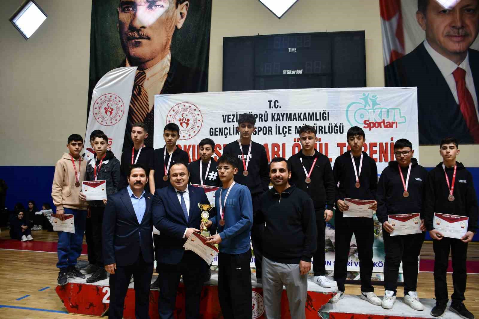 Vezirköprü’de okul sporlarında ödül heyecanı

