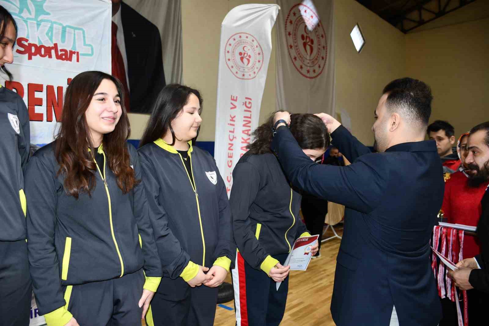 Vezirköprü’de okul sporlarında ödül heyecanı
