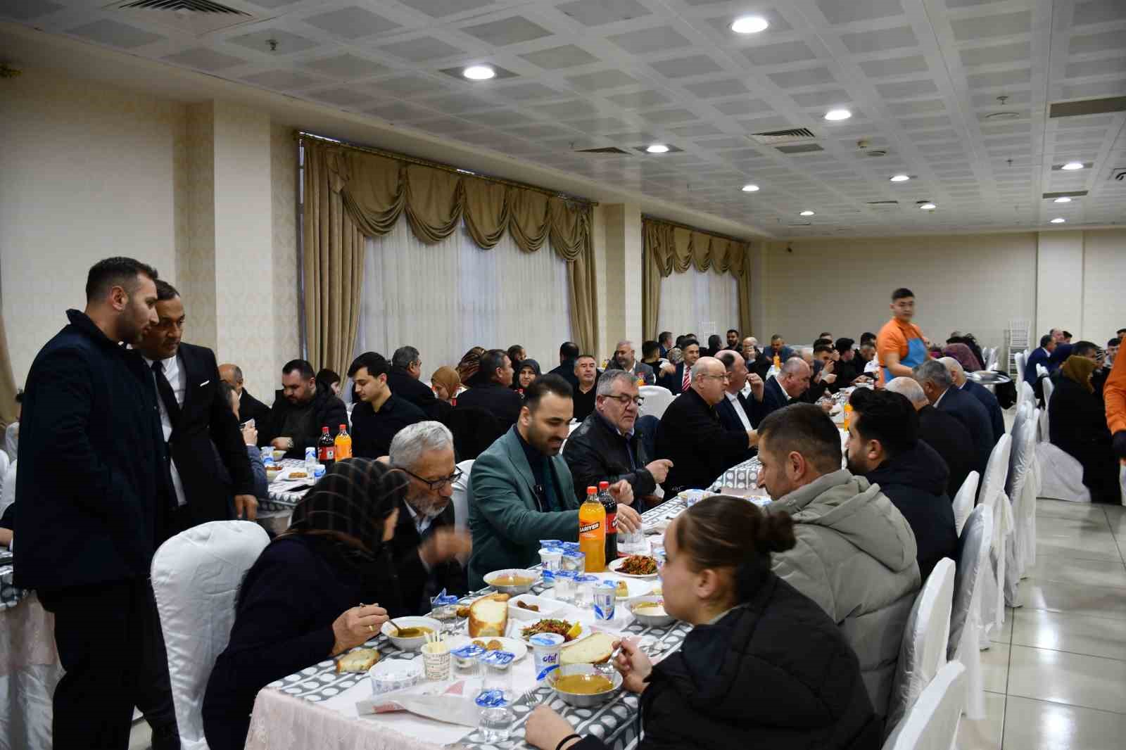 Vezirköprü’de şehit yakınları ve gaziler iftarda ağırlandı
Vezirköprü’de şehit yakınları ve gaziler iftarda ağırlandı