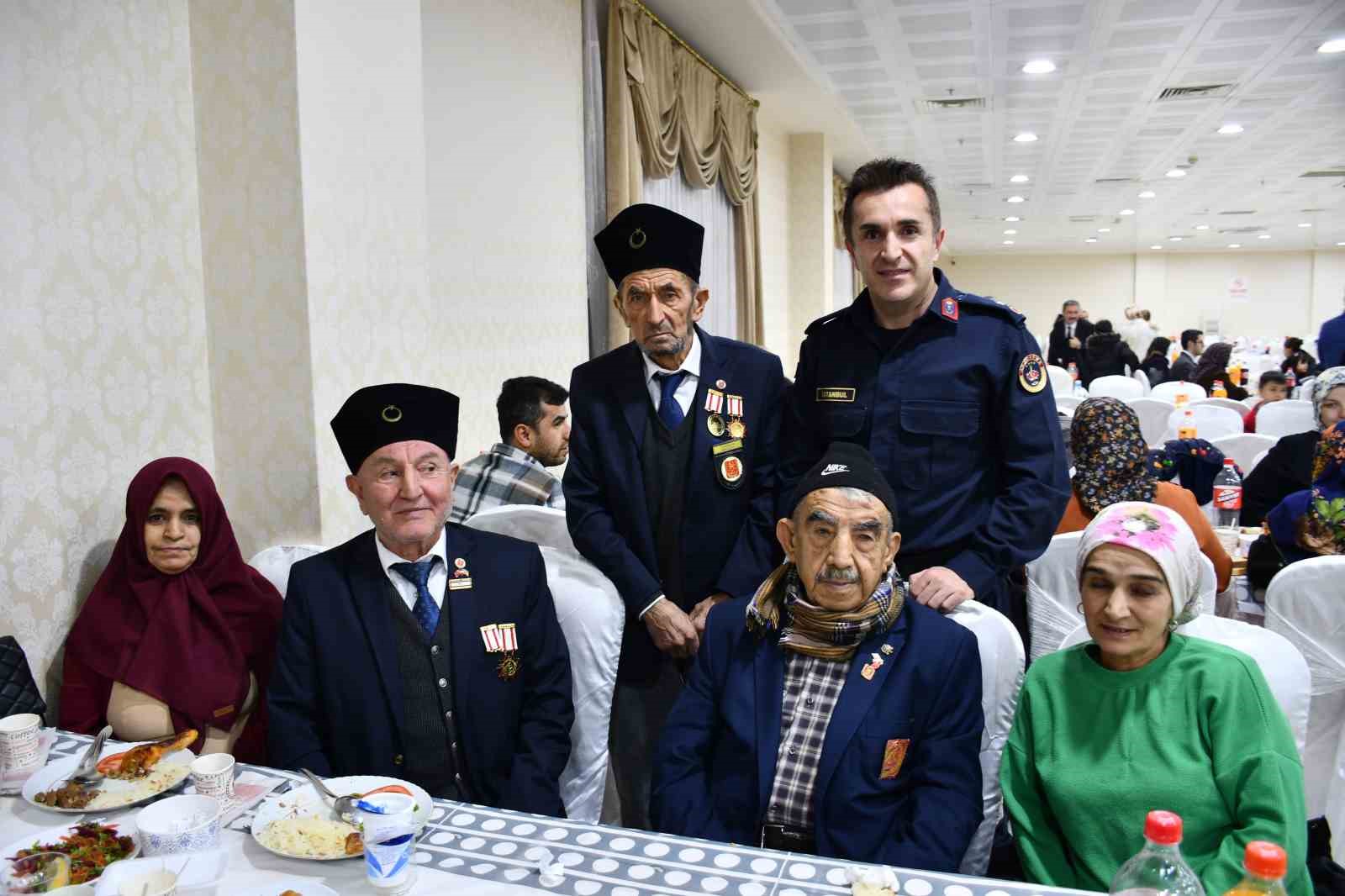 Vezirköprü’de şehit yakınları ve gaziler iftarda ağırlandı
Vezirköprü’de şehit yakınları ve gaziler iftarda ağırlandı