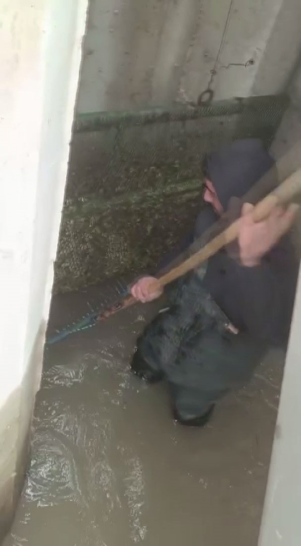 Vicdanları tonlarca suyun boşa akmasına izin vermedi, DSİ’nin yapması gerekeni kendileri yaptı
