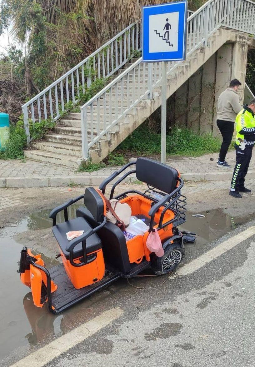 Vinçle çarpışan elektrikli motosikletin Rus uyruklu sürücüsü hayatını kaybetti
