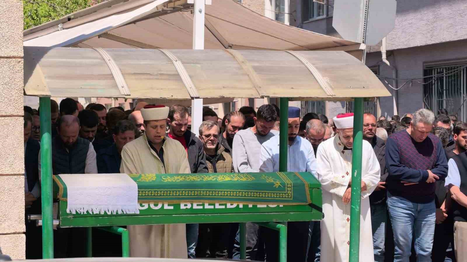 Vinçten atlaması sonucu hayatını kaybeden sürücü toprağa verildi
