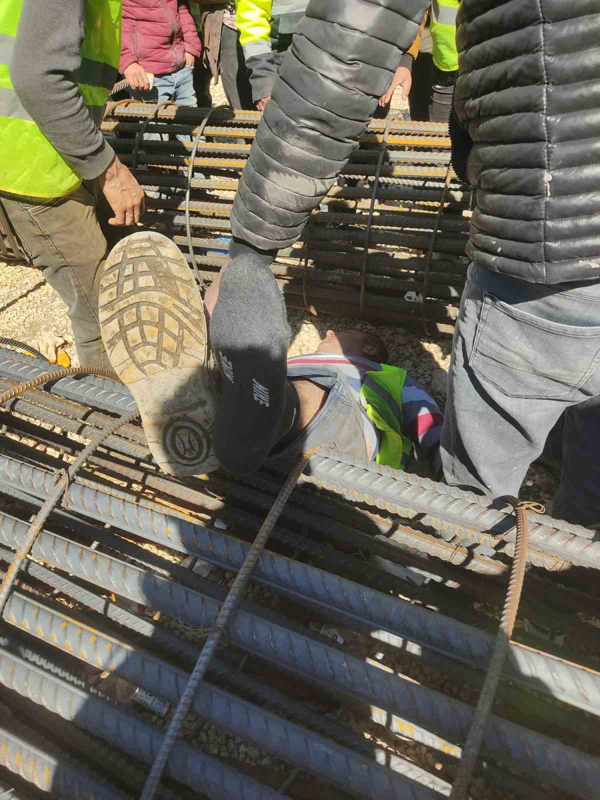 Vinçten düşen demir kolunun altında kalan işçi yaralandı
