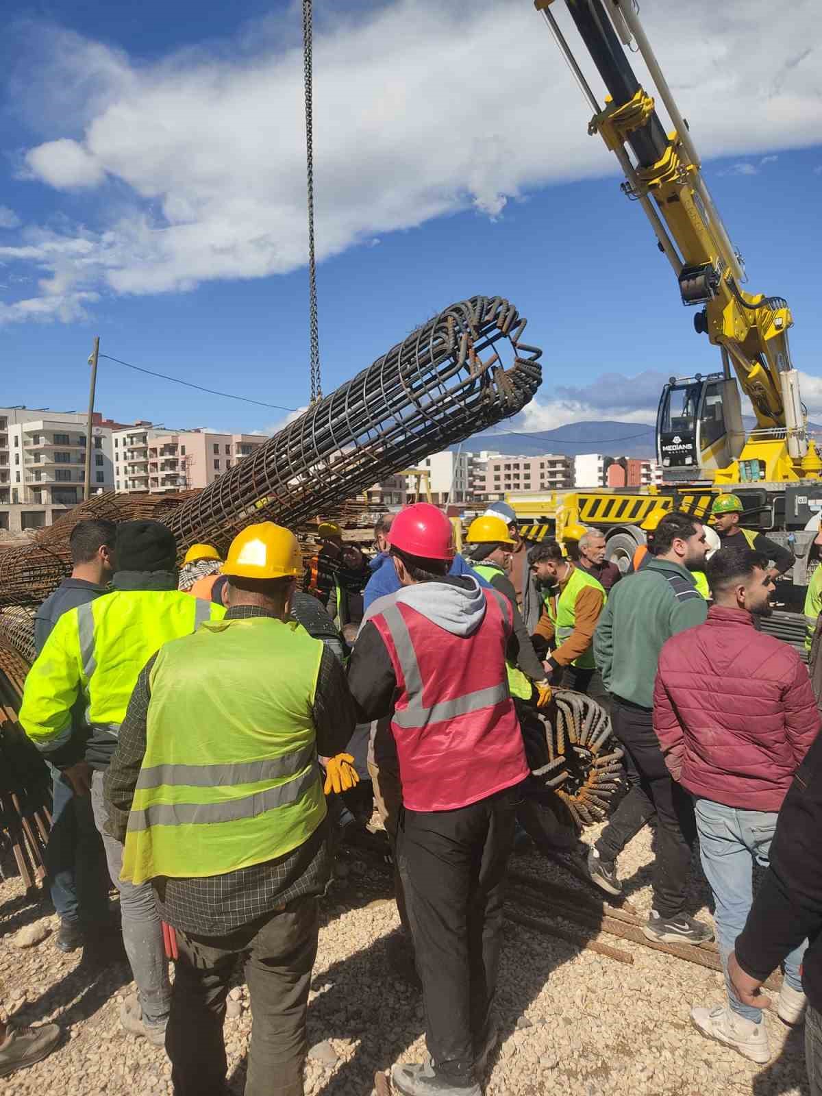 Vinçten düşen demir kolunun altında kalan işçi yaralandı
