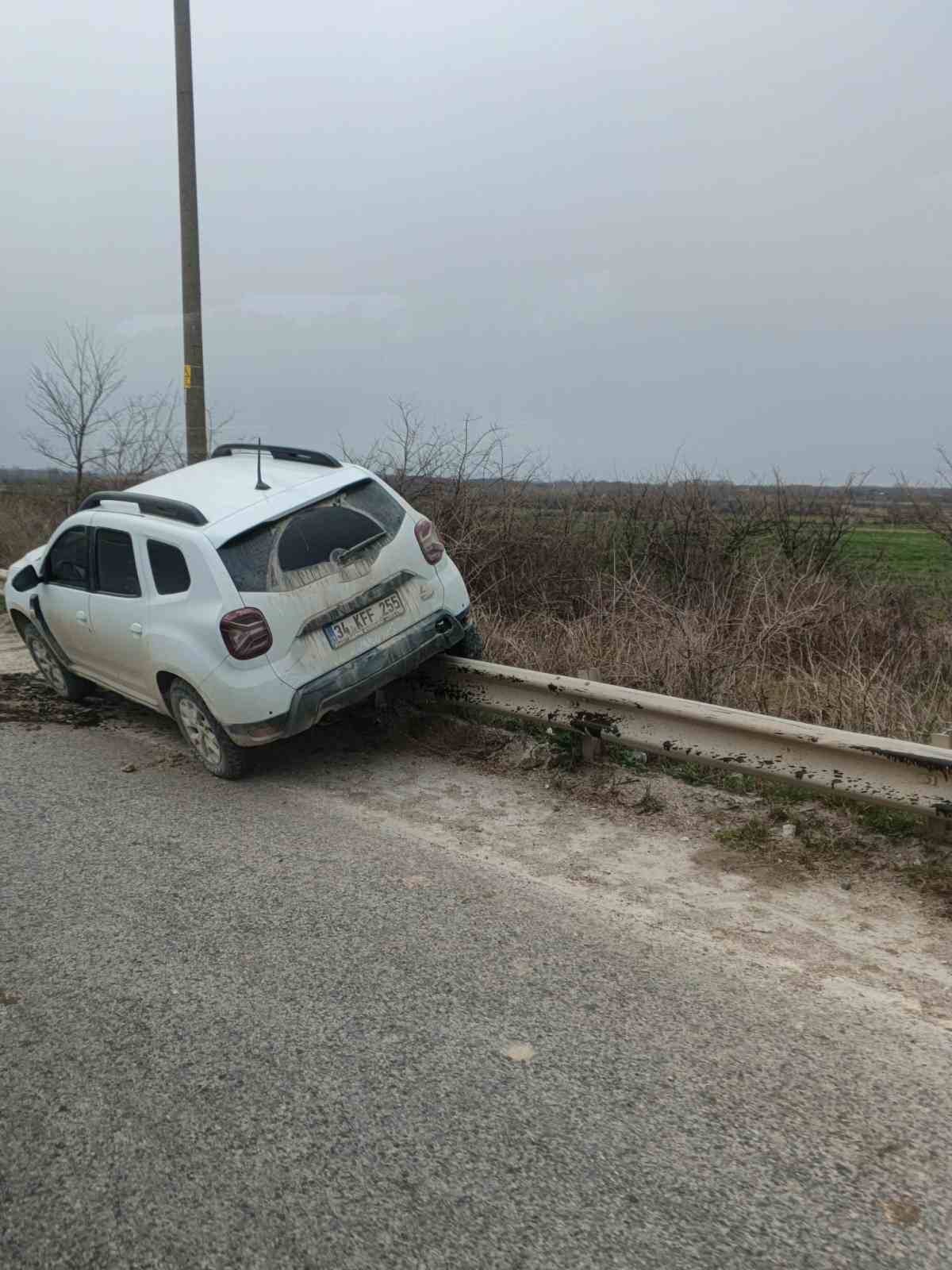 Virajı alamayan araç bariyerlere çıktı

