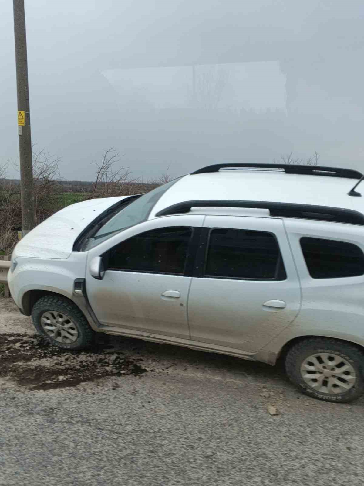 Virajı alamayan araç bariyerlere çıktı
