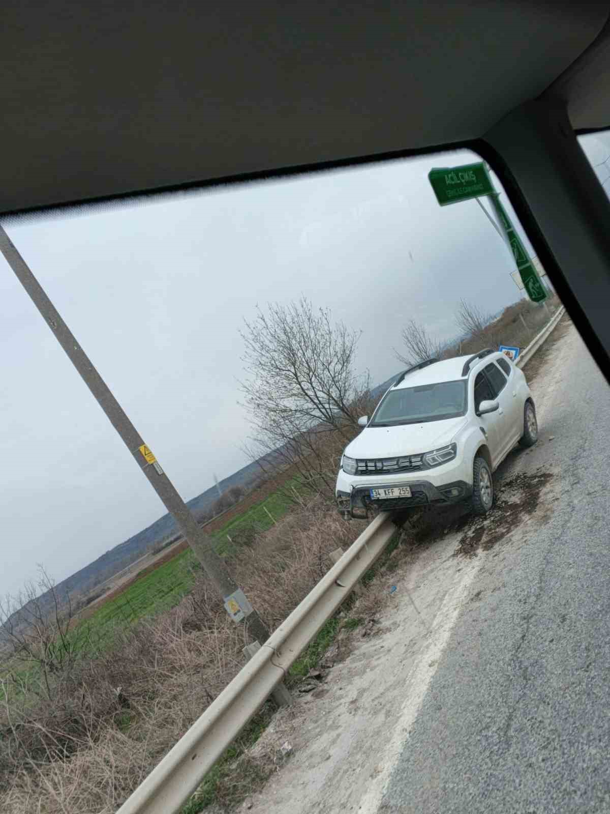 Virajı alamayan araç bariyerlere çıktı
