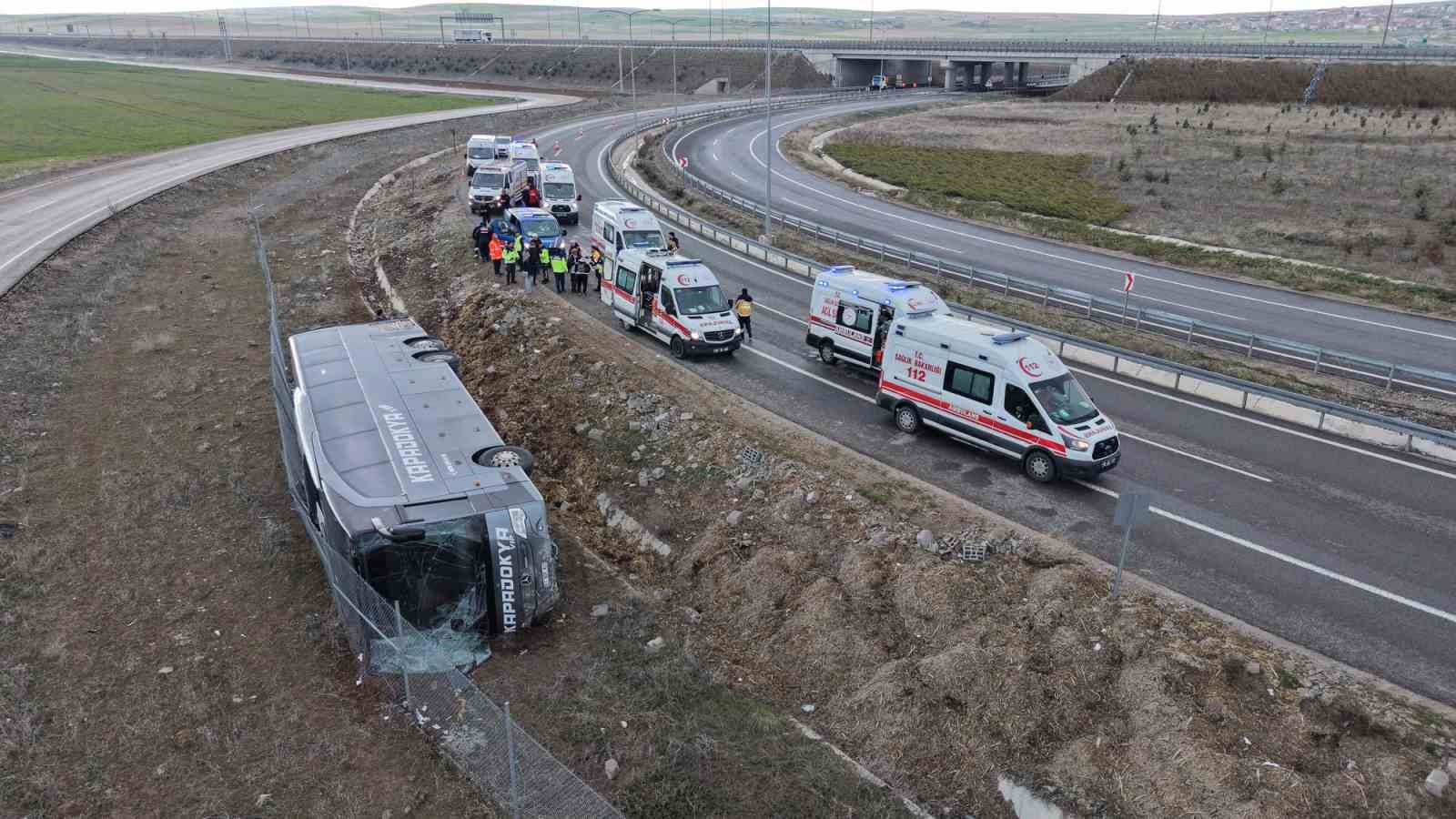 Virajı alamayan otobüs şarampole devrildi: 23 yaralı
