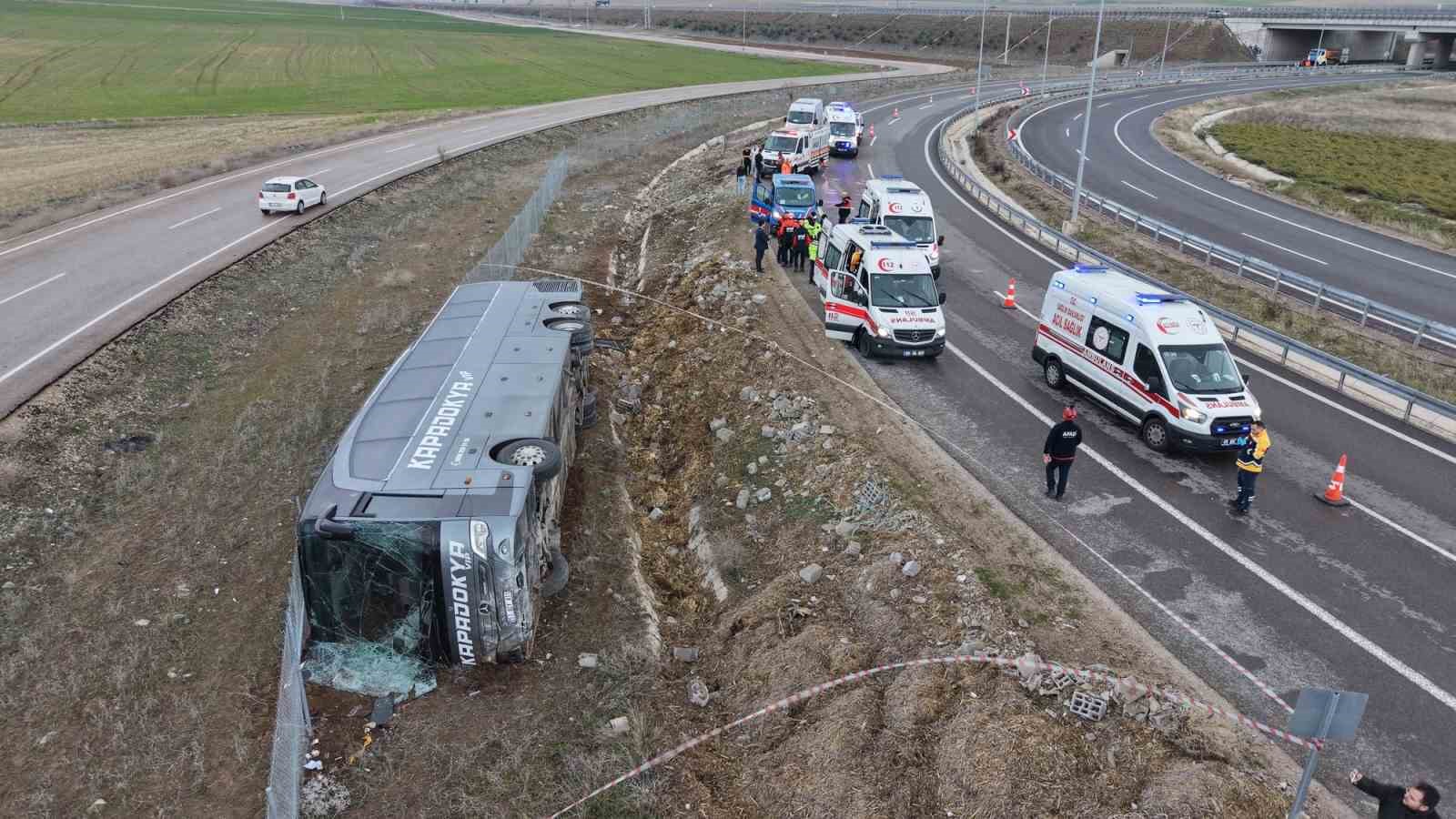 Virajı alamayan otobüs şarampole devrildi: 23 yaralı

