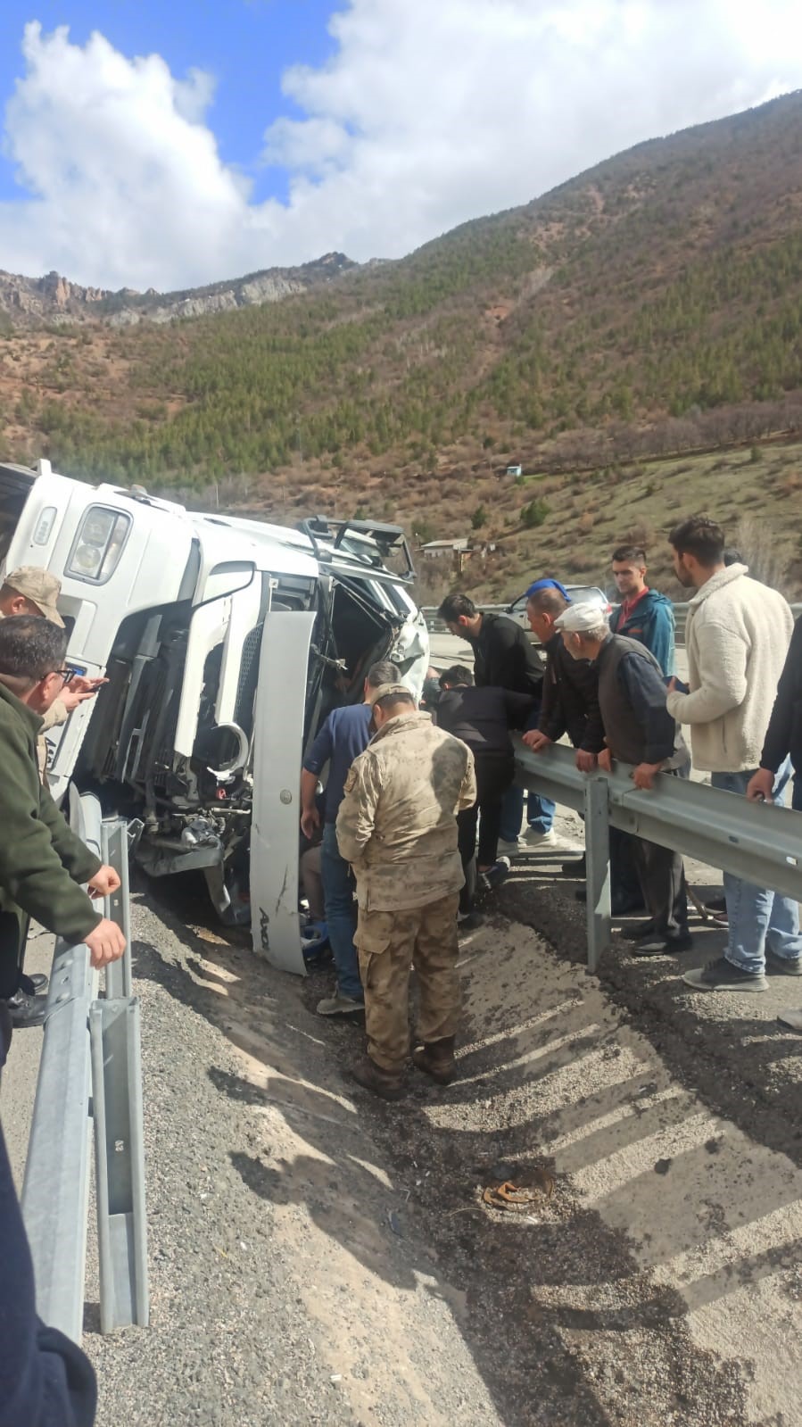 Virajı alamayan tır bariyerlere saplandı: Sürücü yaralandı
