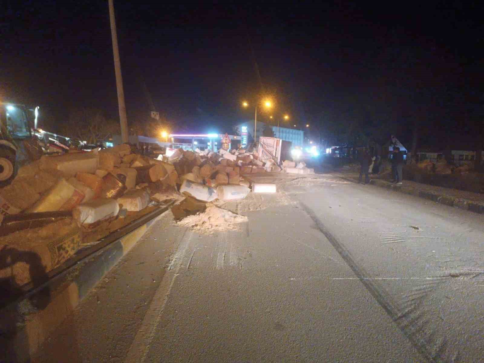 Virajı alamayan tır devrildi saman balyaları yola saçıldı: 1 yaralı
