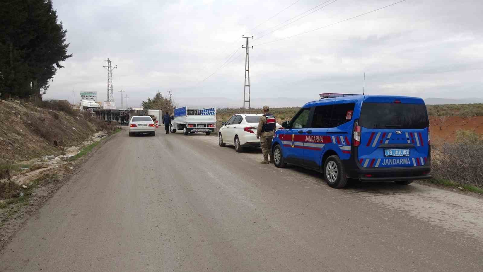 Virajı alamayan tır yan yattı
