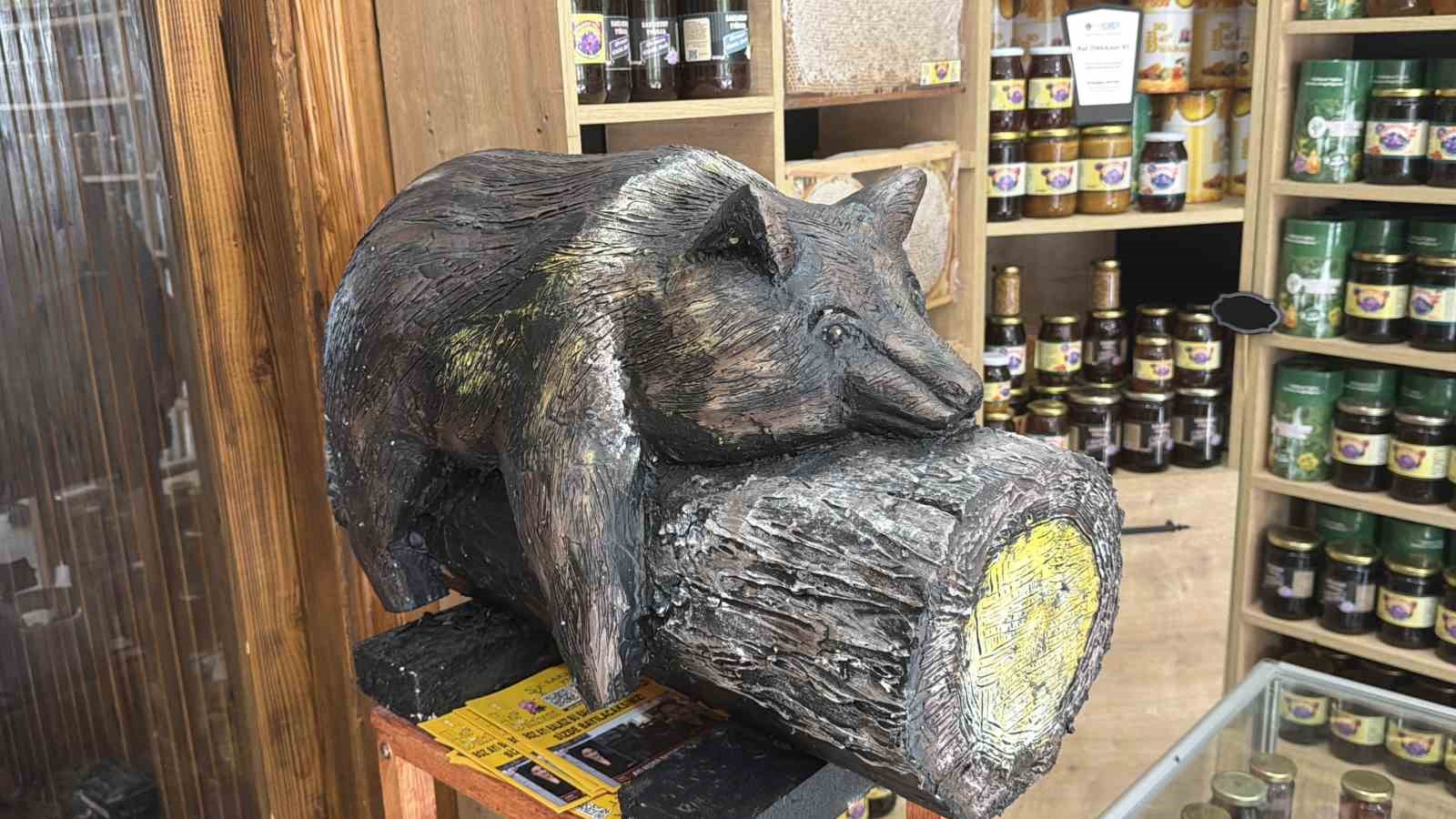 Viral olan ayı, satışları katladı: Balcı dükkanının başköşesine ’bayılan ayı’ dekoru yerleşti
