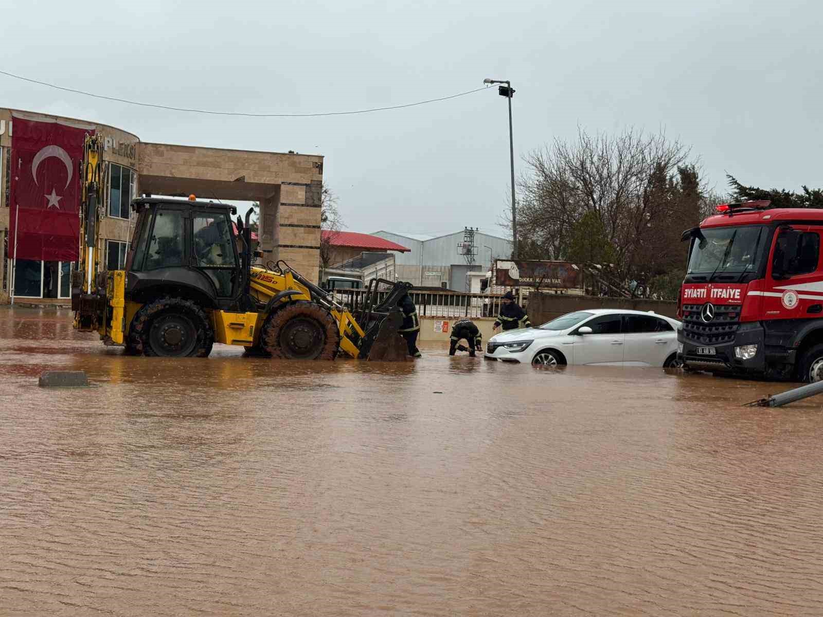 Viranşehir’de aşırı yağış sele neden oldu: 9 kişilik aile kurtarıldı

