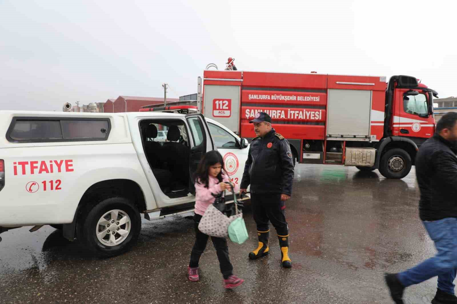 Viranşehir’de aşırı yağış sele neden oldu: 9 kişilik aile kurtarıldı
