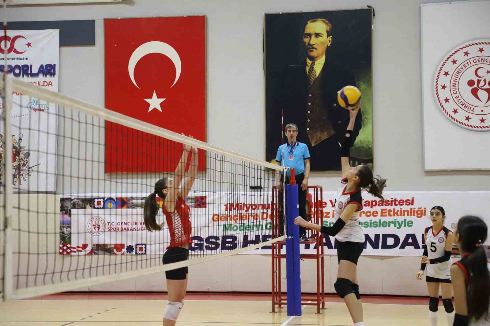 Voleybol Midi Kızlar İl Birinciliği müsabakaları sona erdi
