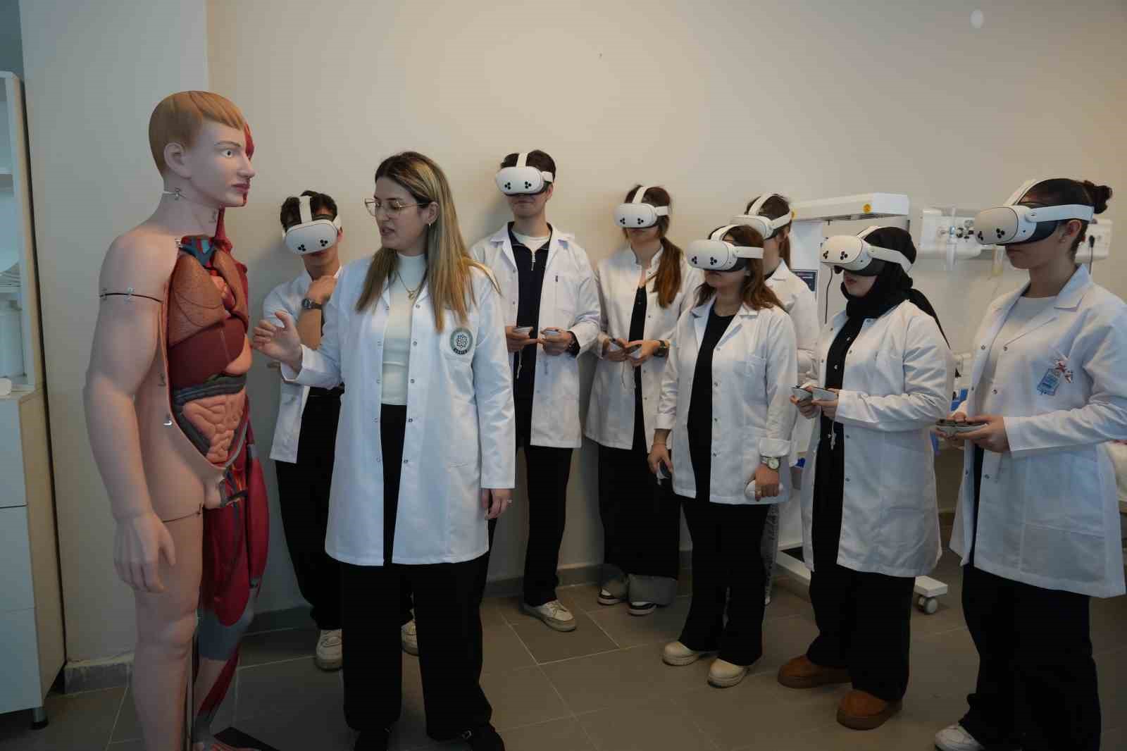 VR gözlüğü takıp damar yolunu 3 boyutlu buluyorlar
