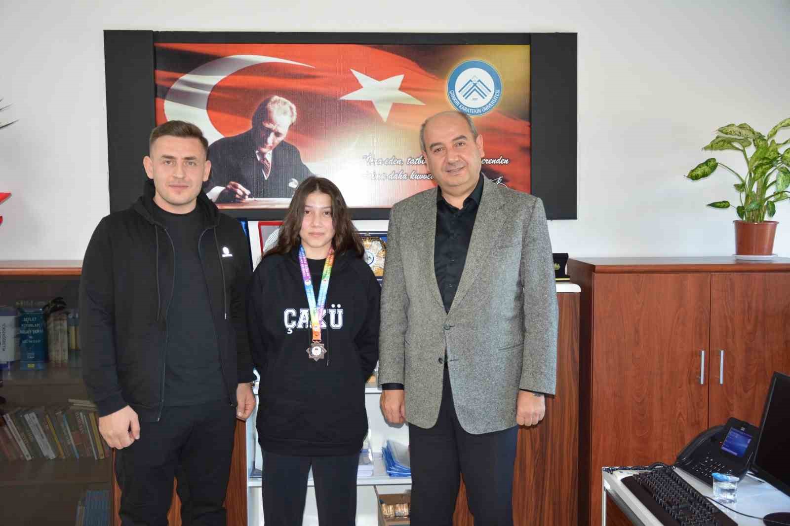 Vücut geliştirmek için gittiği salonda kick boksla tanıştı, 5 ay sonra Ünilig’de 3. oldu
