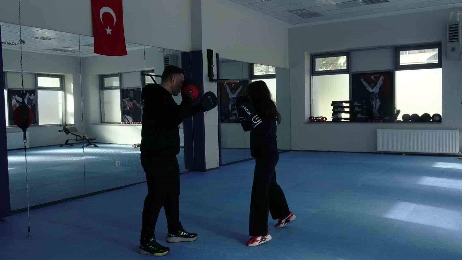 Vücut geliştirmek için gittiği salonda kick boksla tanıştı, 5 ay sonra Ünilig’de 3. oldu
