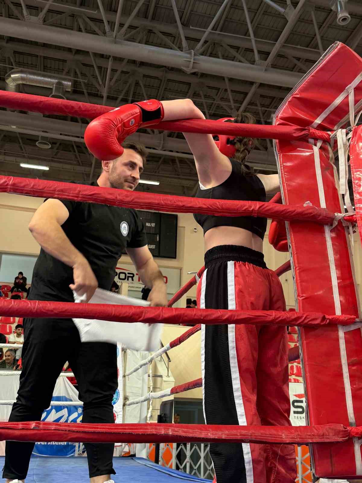 Vücut geliştirmek için gittiği salonda kick boksla tanıştı, 5 ay sonra Ünilig’de 3. oldu
