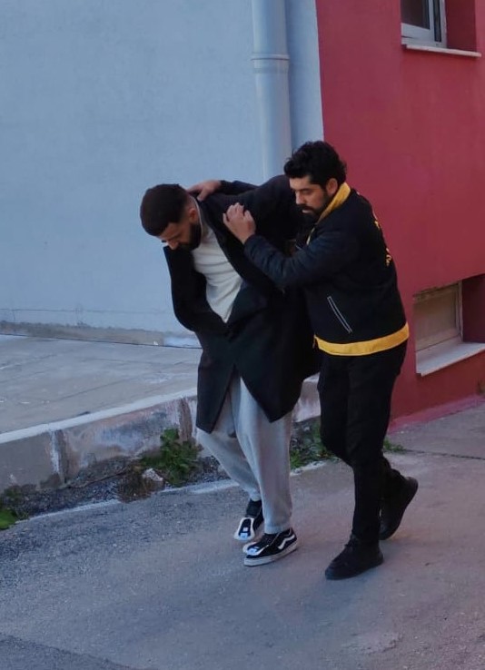 Vurup hastaneye götürdükleri genç öldü, kaçan katil ile arkadaşları yakalanıp tutuklandı
