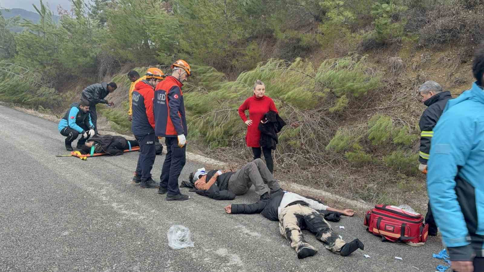 Yabancı öğrencileri taşıyan minibüs şarampole uçtu: 17 yaralı
