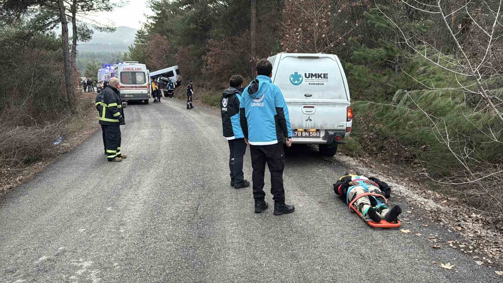 Yabancı öğrencileri taşıyan minibüs şarampole uçtu: 17 yaralı
