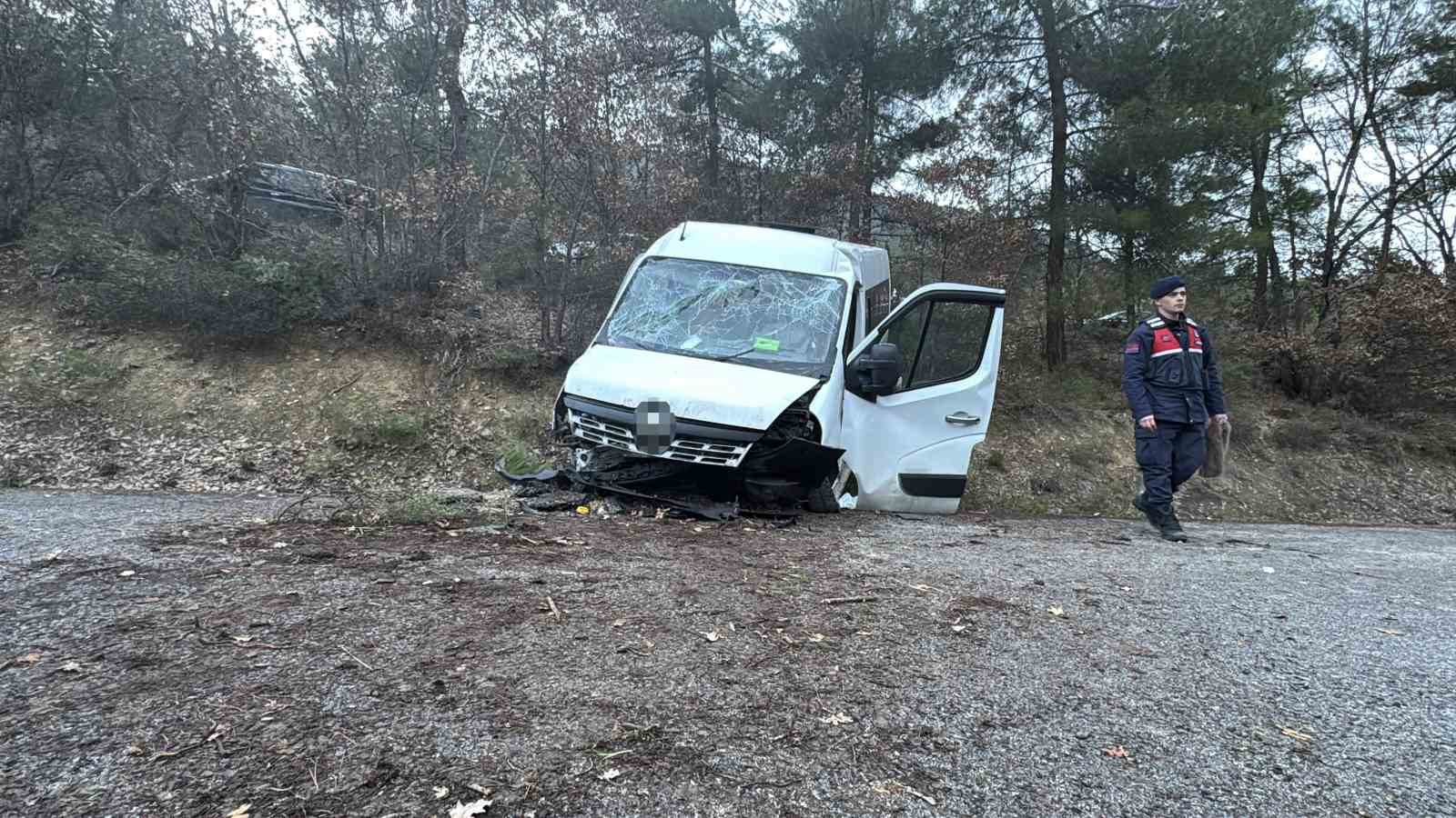 Yabancı öğrencileri taşıyan minibüs şarampole uçtu: 17 yaralı
