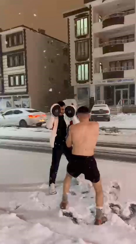 Yağan kar altında önce antrenman, ardından kar banyosu yaptılar
