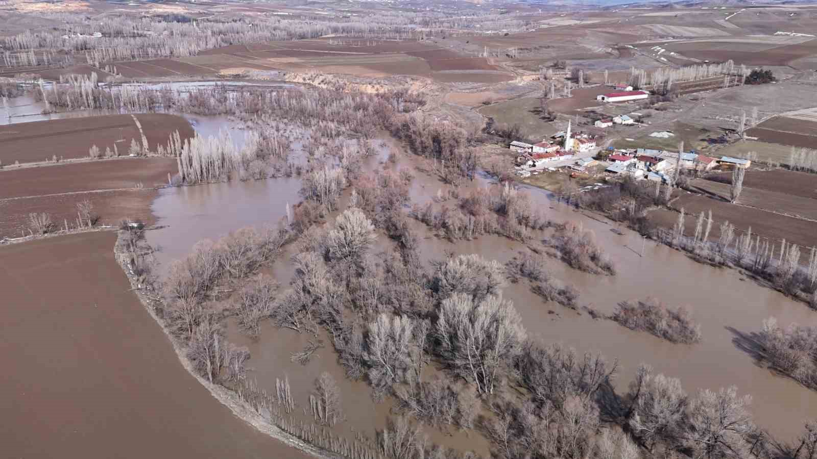 Yağan kar eridi, çiftçilerin yüzü güldü
