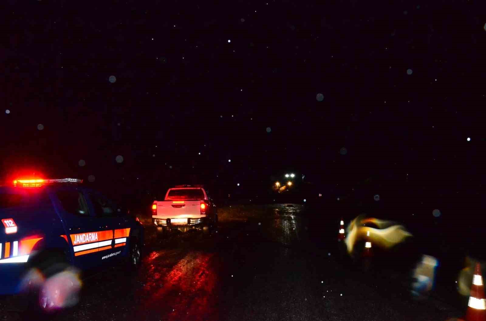 Yağış ağaçları devirdi, yol kısa sürede açıldı
