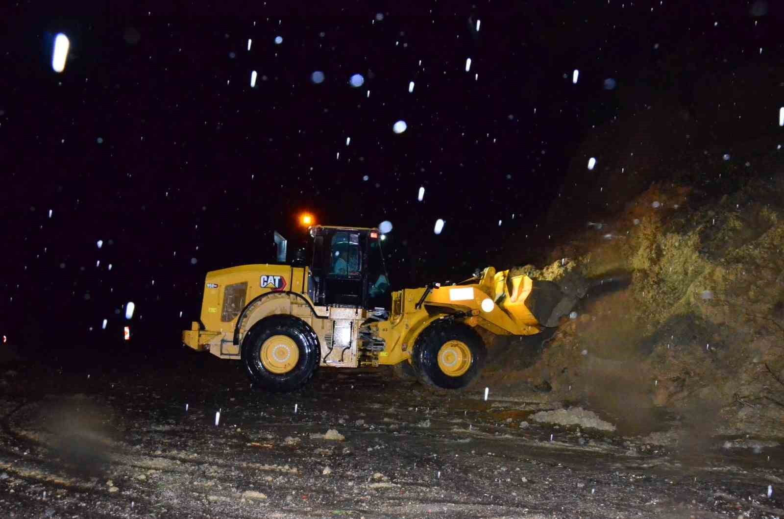 Yağış ağaçları devirdi, yol kısa sürede açıldı
