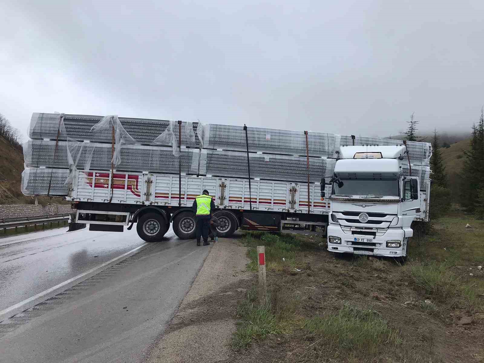 Yağış nedeniyle kayan tır yoldan çıktı
