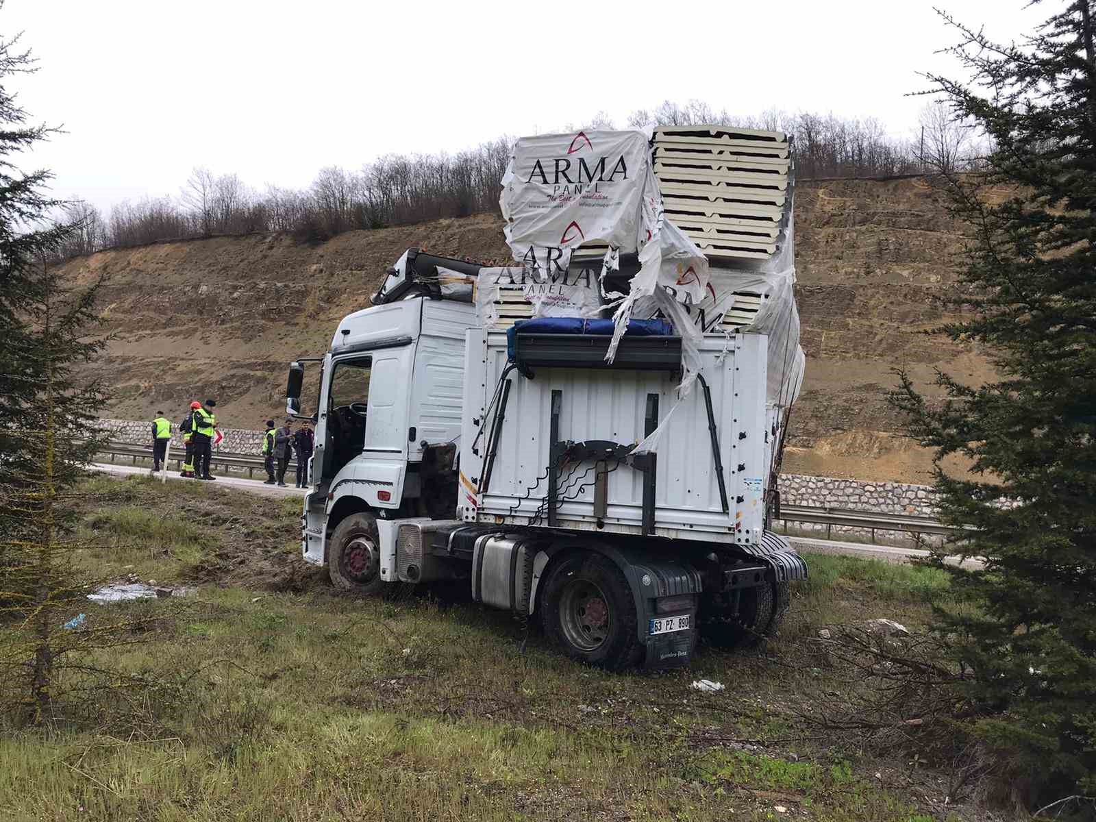 Yağış nedeniyle kayan tır yoldan çıktı
