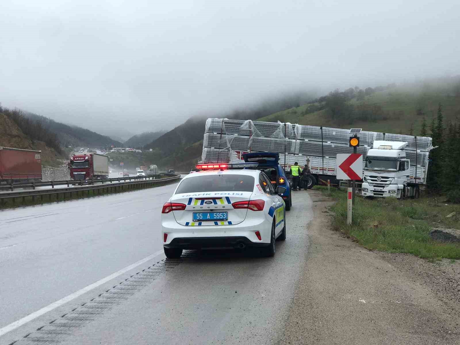 Yağış nedeniyle kayan tır yoldan çıktı
