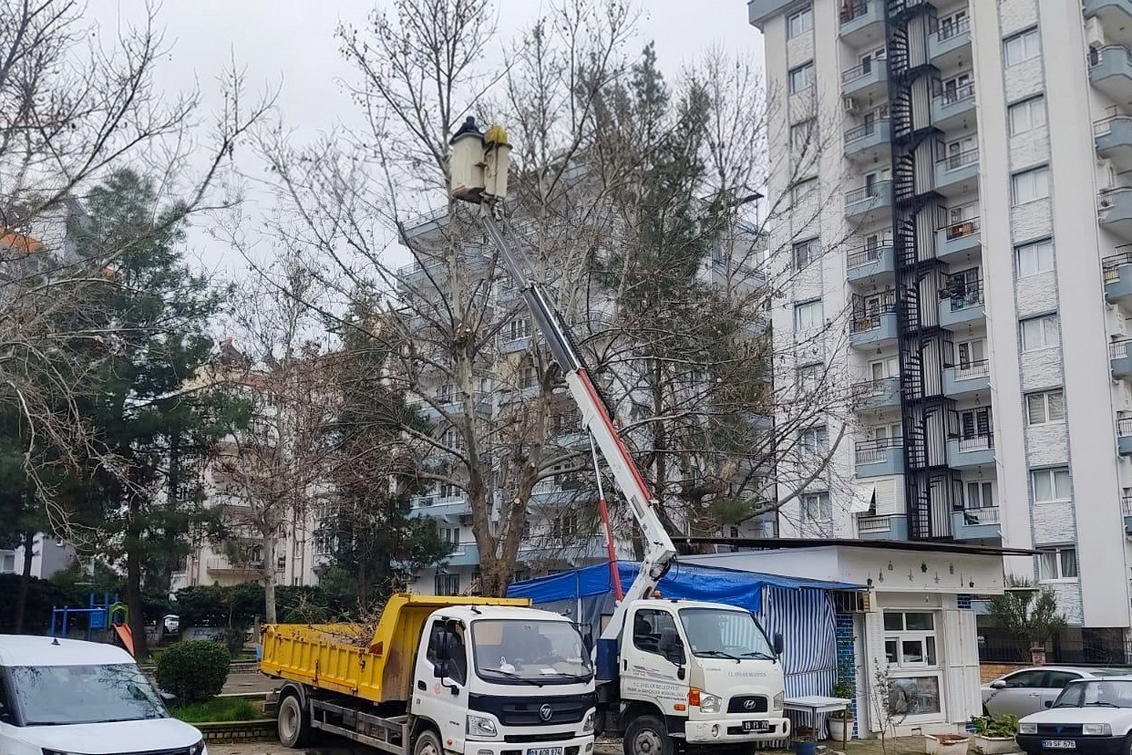 Yağış sonrası belediye ekipleri sahaya indi
