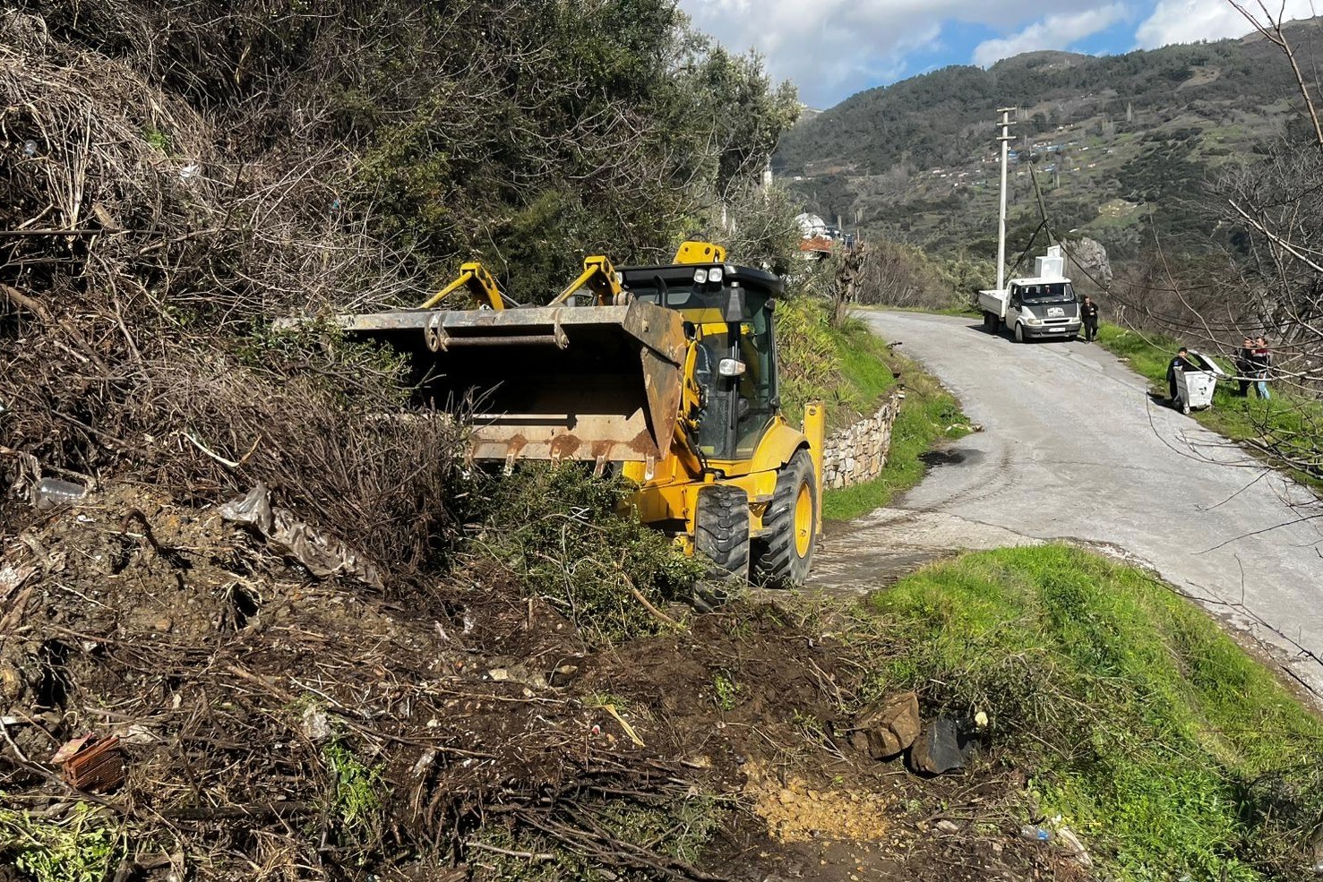 Yağış sonrası belediye ekipleri sahaya indi
